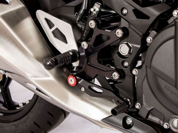 Commandes reculées aluminium noires Gilles Tooling Kawasaki Ninja 500/SE 2024-2025