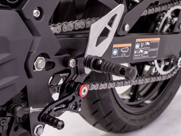 Commandes reculées aluminium noires Gilles Tooling Kawasaki Ninja 500/SE 2024-2025 