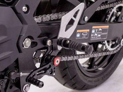 Commandes reculées aluminium noires Gilles Tooling Kawasaki Ninja 500/SE 2024-2025 