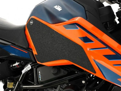 KIT DE 2 AUTOCOLLANTS ANTIDÉRAPANTS POUR PROTECTION DE RÉSERVOIR R&amp;G KTM DUKE 125 / 250 / 390 2024 